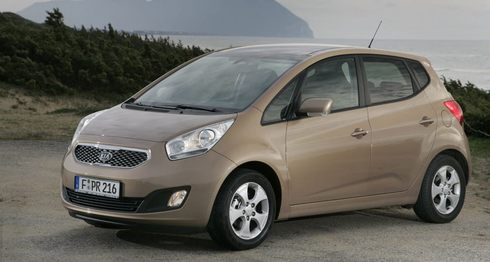 Vista lateral del Kia Venga resaltando su diseño compacto y funcional