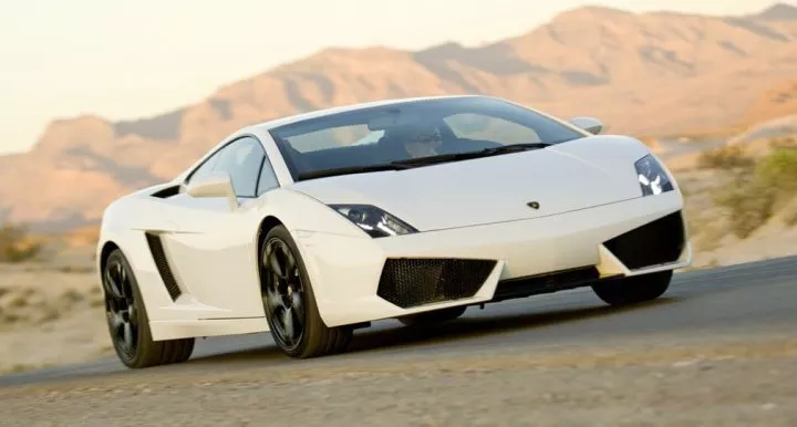 Vista angular delantera del Lamborghini Gallardo en color blanco.