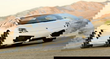 Vista angular delantera del Lamborghini Gallardo en color blanco.