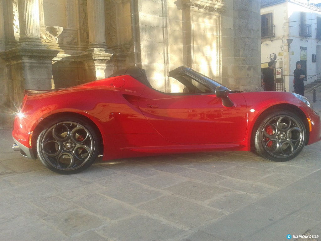 Alfa Romeo 4C Spider: totalmente al descubierto a su paso por España