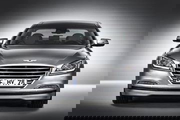 Vista frontal que muestra la elegancia y diseño del Hyundai Genesis