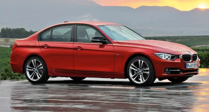 Vista dinámica lateral del BMW Serie 3, destacando su perfil estilizado.