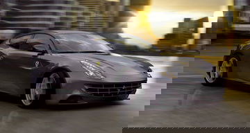 Perfil del Ferrari FF enfatizando su silueta deportiva y elegante.