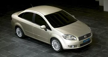 Vista lateral del Fiat Linea revelando su diseño equilibrado y proporciones clásicas. Vista lateral del Fiat Linea revelando su diseño equilibrado y proporciones clásicas.