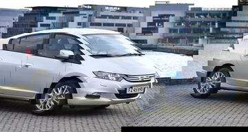 Perfil del Honda Insight destacando su línea aerodinámica.