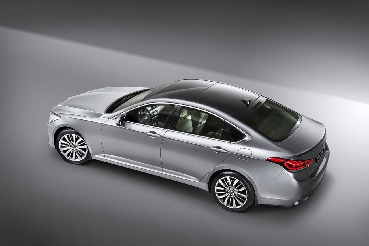 Vista lateral muestra el elegante diseño y líneas aerodinámicas del Hyundai Genesis.