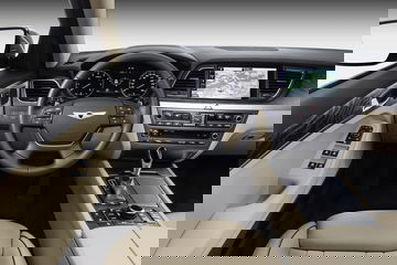 Vista del volante y tablero con sistema de navegación del Hyundai Genesis.