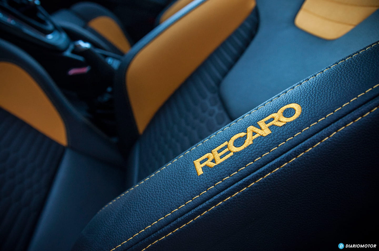 Vista de detalle de un asiento deportivo Recaro en el Ford Focus ST.