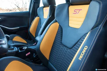 Asientos Recaro deportivos con logotipo ST, acabado en cuero y alcántara.
