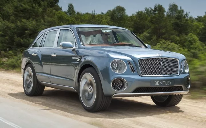 Vista angulada del Bentley Bentayga, destacando su robustez y elegancia.