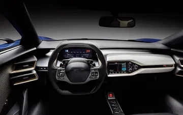 Vista del habitáculo destacando volante e instrumentación digital del Ford GT.