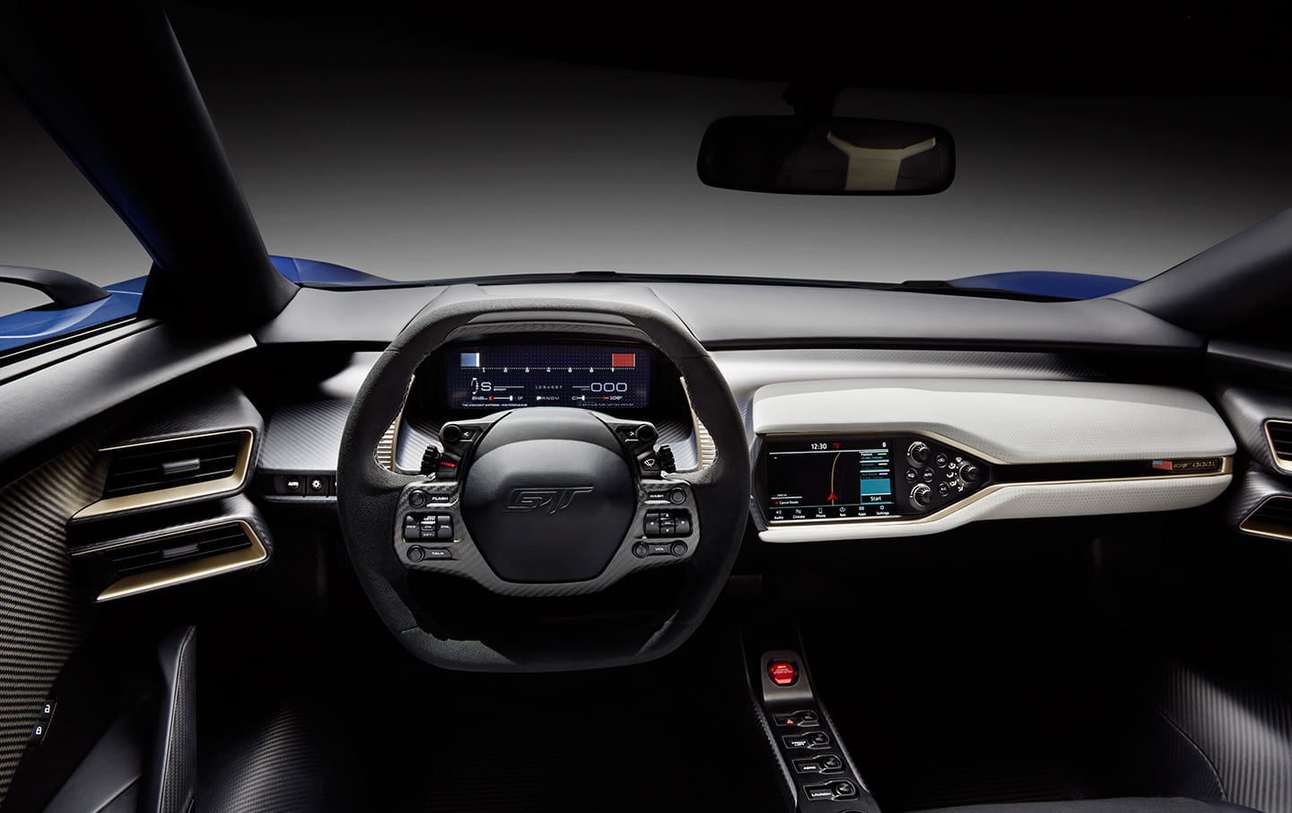 Vista del habitáculo destacando volante e instrumentación digital del Ford GT.