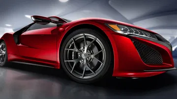 Vista cercana al útil diseño aerodinámico delantero del Honda NSX.