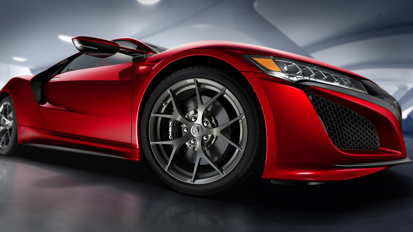 Vista cercana al útil diseño aerodinámico delantero del Honda NSX.