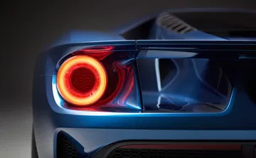 Vista cercana del sistema de escape del Ford GT, diseño y rendimiento sobresalientes.