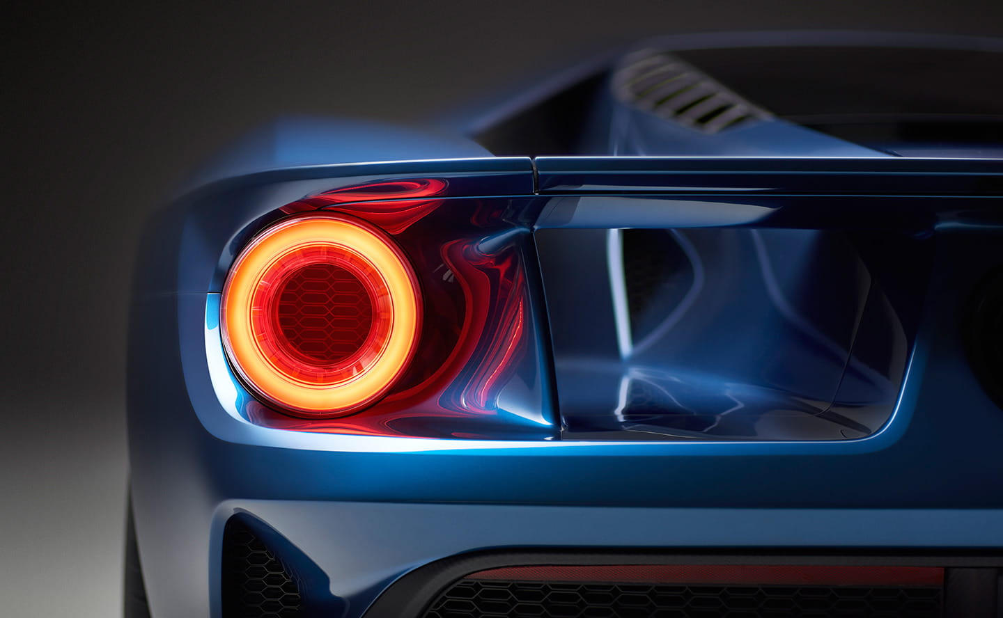 Vista cercana del sistema de escape del Ford GT, diseño y rendimiento sobresalientes.