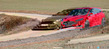Vista dinámica lateral del Ford Focus ST en carretera abierta.