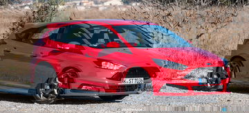Perfil lateral del Ford Focus ST en circulación, mostrando su línea deportiva.
