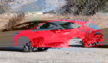 Vista lateral del Ford Focus ST mostrando su diseño dinámico y deportivo.