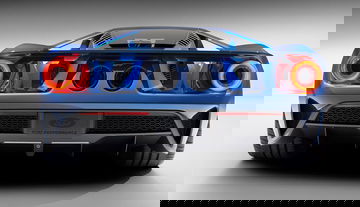 Vista trasera del Ford GT destacando su diseño aerodinámico y grupos ópticos.
