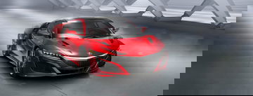 Dinámica toma delantera del Honda NSX destacando su diseño agresivo.