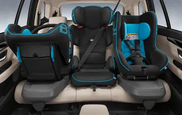 Vista interior mostrando la configuración de asientos con sillas infantiles.