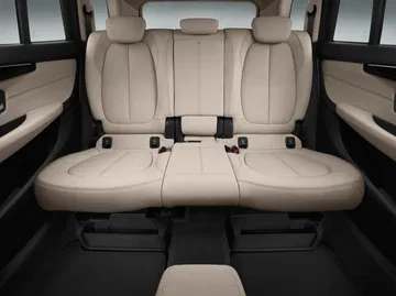 Vista de los asientos traseros del BMW Serie 2 Gran Tourer, tapicería en cuero beige.