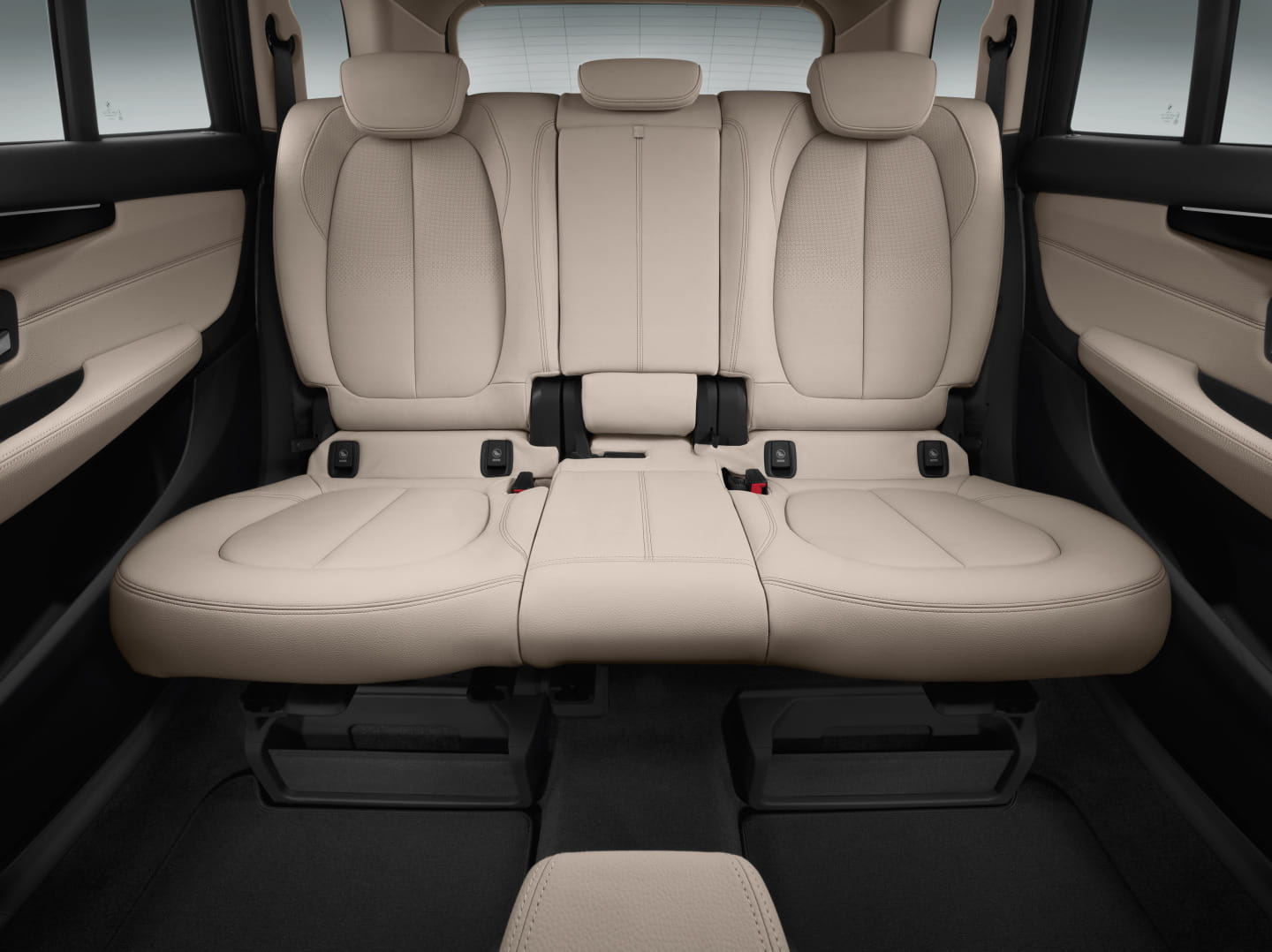 Vista de los asientos traseros del BMW Serie 2 Gran Tourer, tapicería en cuero beige.