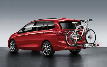 Vista lateral del BMW Serie 2 Gran Tourer con portabicicletas.