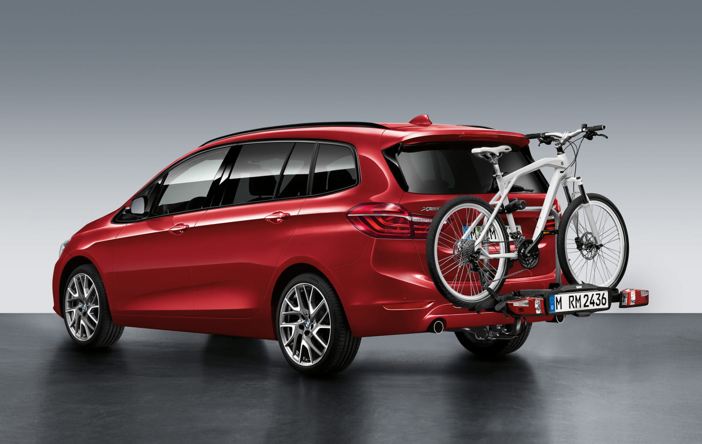 Vista lateral del BMW Serie 2 Gran Tourer con portabicicletas.