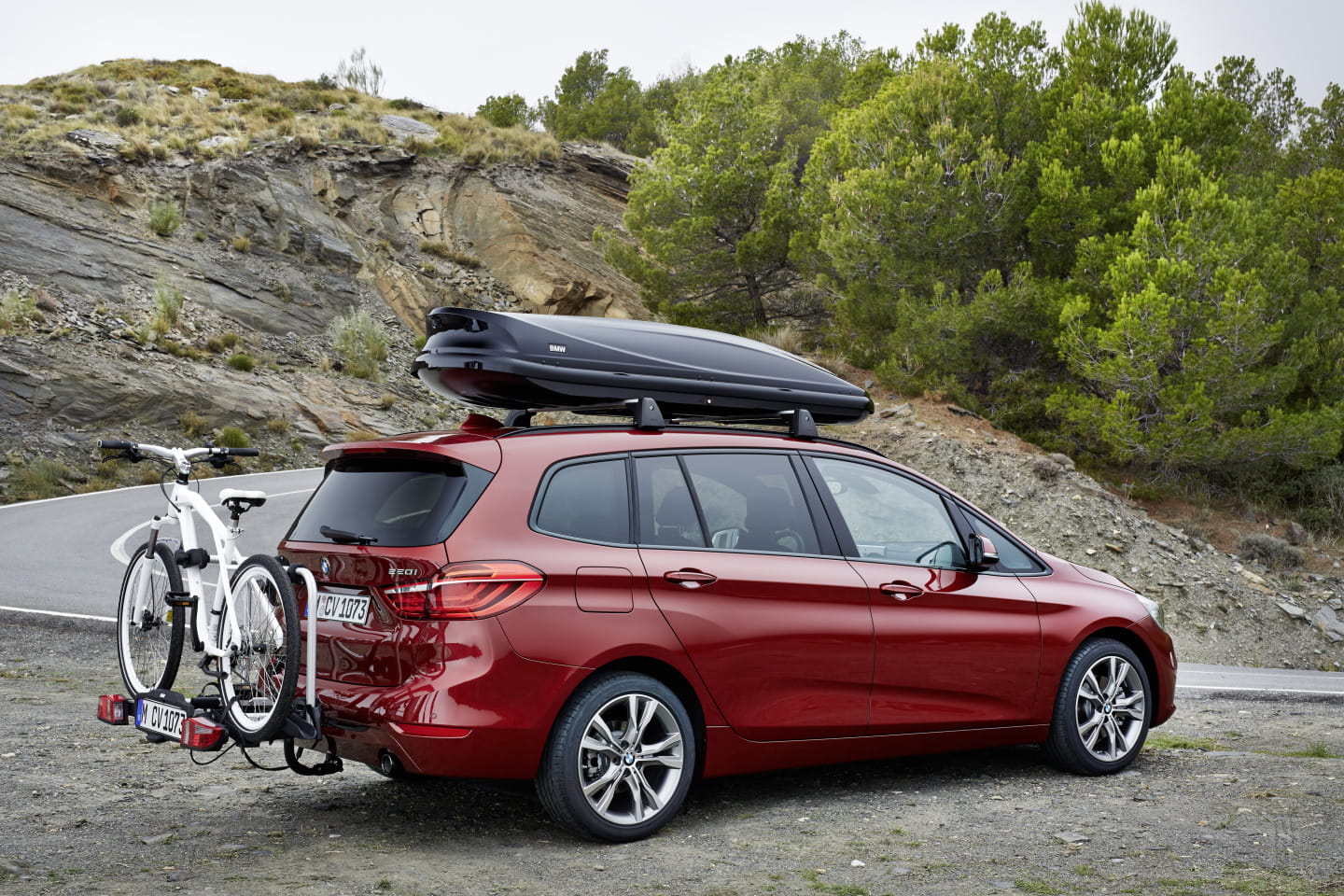 Vista lateral del BMW Serie 2 Gran Tourer con portaesquís y portabicicletas.