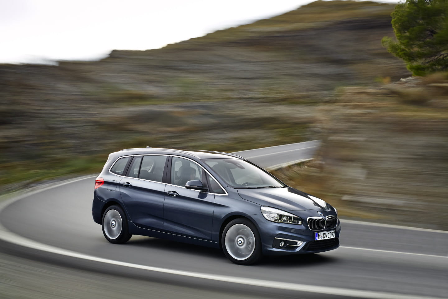 Vista dinámica del BMW Serie 2 Gran Tourer en carretera serpenteante.
