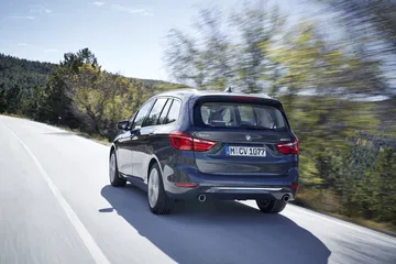 El BMW Serie 2 Gran Tourer muestra su línea trasera en pleno movimiento.