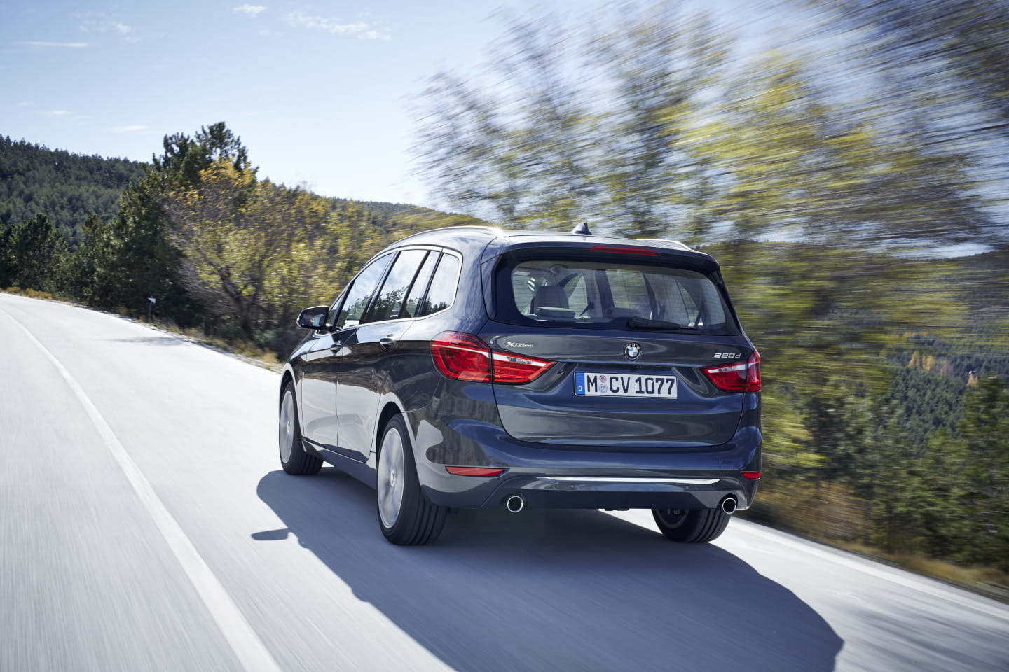El BMW Serie 2 Gran Tourer muestra su línea trasera en pleno movimiento.