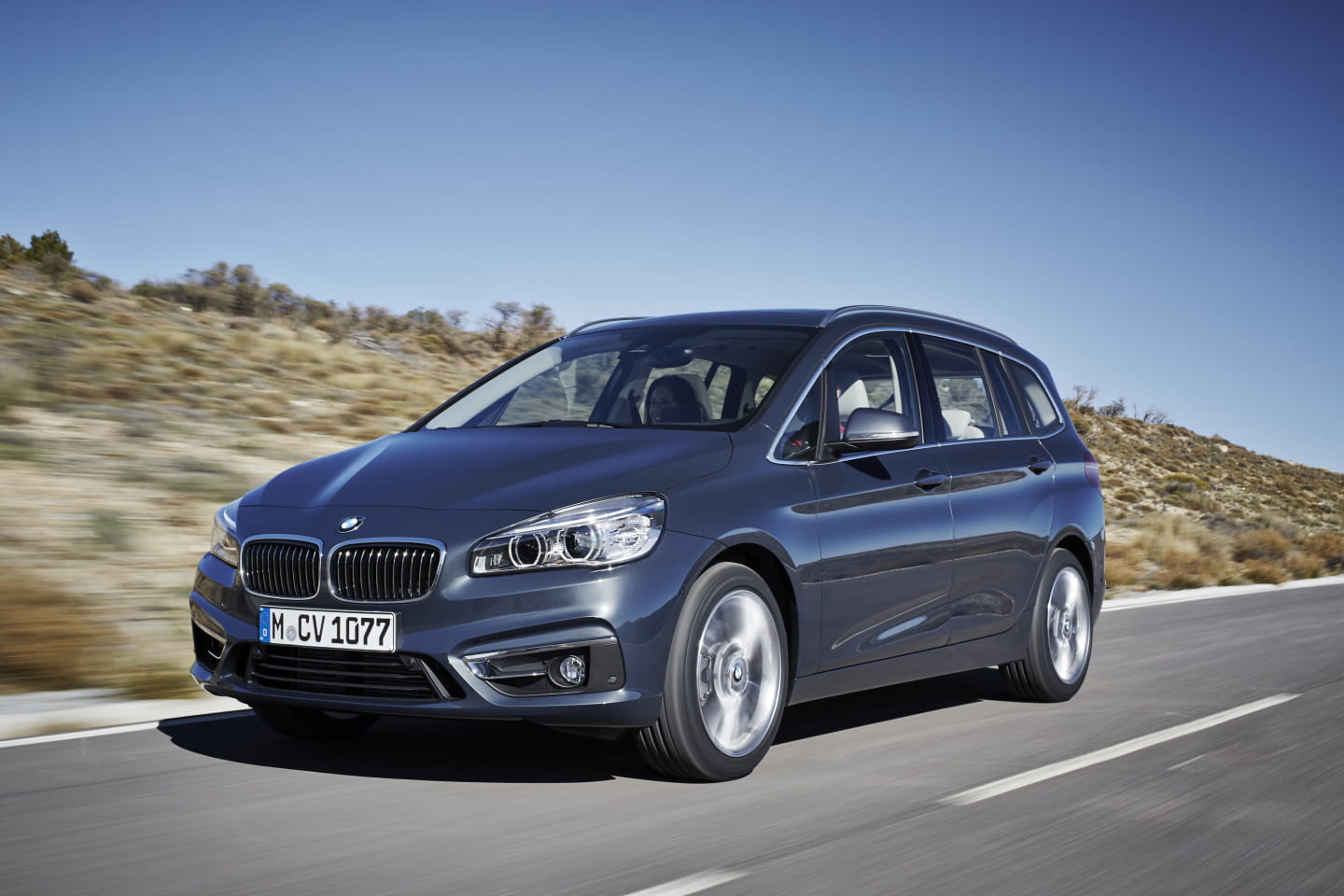 Vista lateral del BMW Serie 2 Gran Tourer en movimiento, realzando su diseño dinámico.