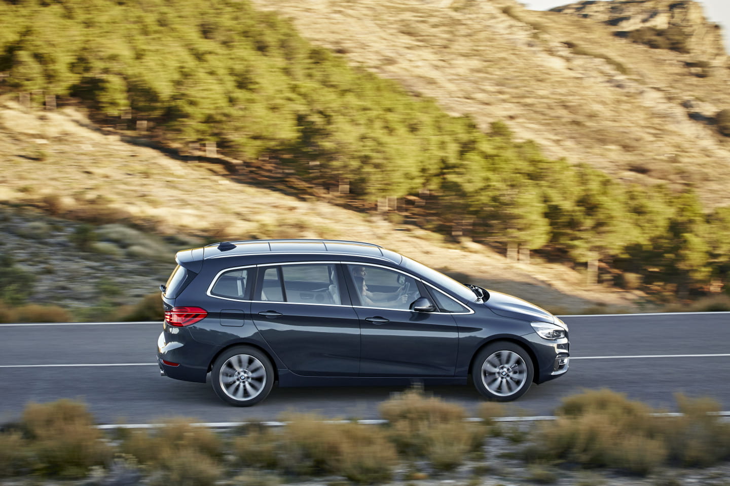 Vista lateral dinámica del BMW Serie 2 Gran Tourer.