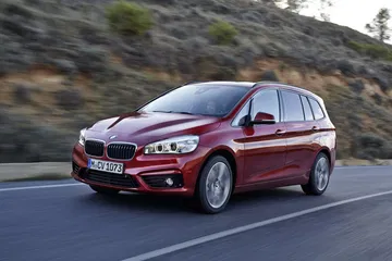 Vista dinámica del BMW Serie 2 Gran Tourer mostrando su diseño lateral.
