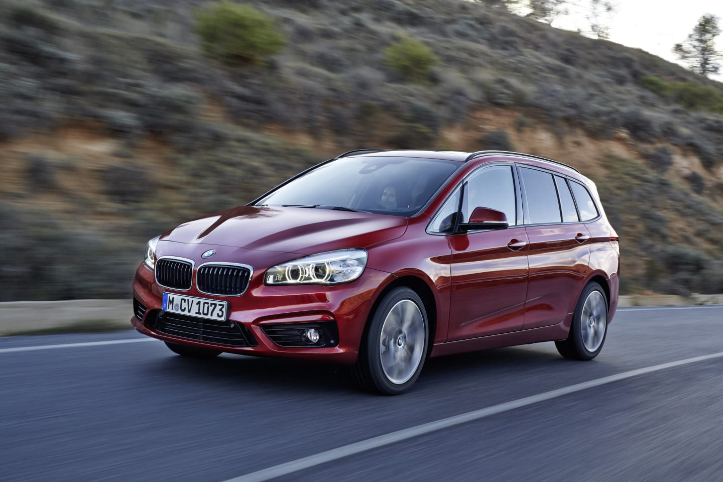 Vista dinámica del BMW Serie 2 Gran Tourer mostrando su diseño lateral.