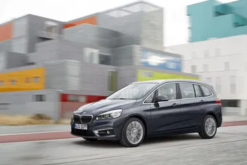 Vista dinámica del BMW Serie 2 Gran Tourer en entorno urbano.