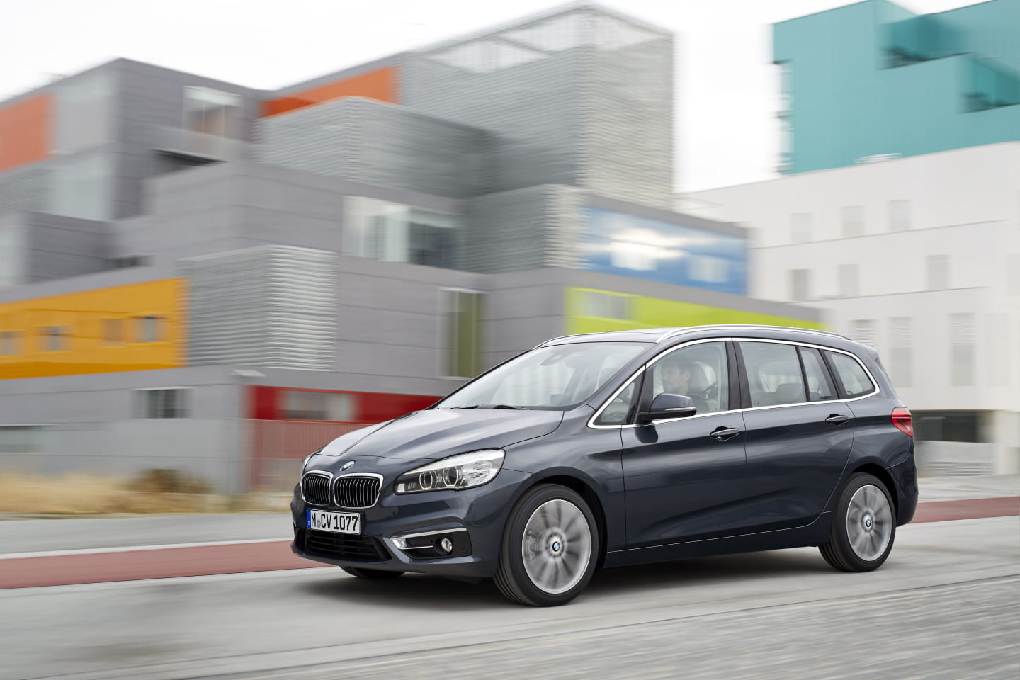Vista dinámica del BMW Serie 2 Gran Tourer en entorno urbano.