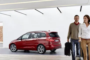 Vista lateral del BMW Serie 2 Gran Tourer, destacando su línea y diseño elegante.