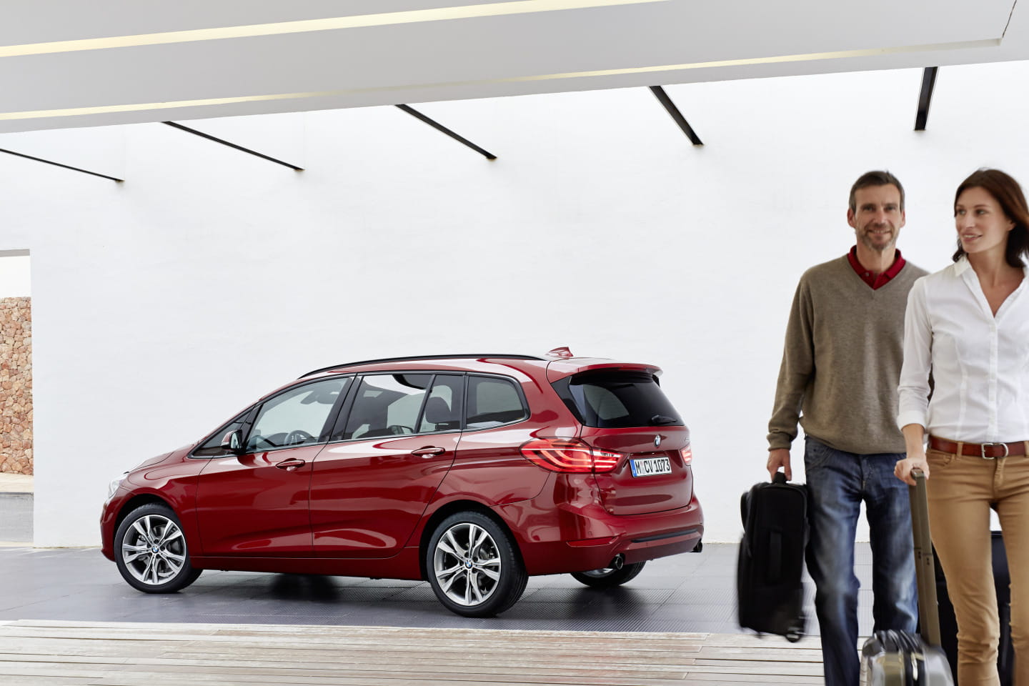 Vista lateral del BMW Serie 2 Gran Tourer, destacando su línea y diseño elegante.