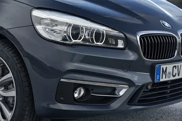 Primer plano de los faros y parrilla delantera del BMW Serie 2 Gran Tourer.