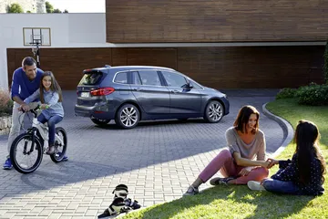 El BMW Serie 2 Gran Tourer en un entorno familiar, diseño lateral completo.