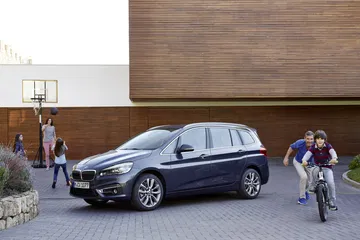 Vista lateral BMW Serie 2 Gran Tourer, mostrando su diseño familiar y práctico.