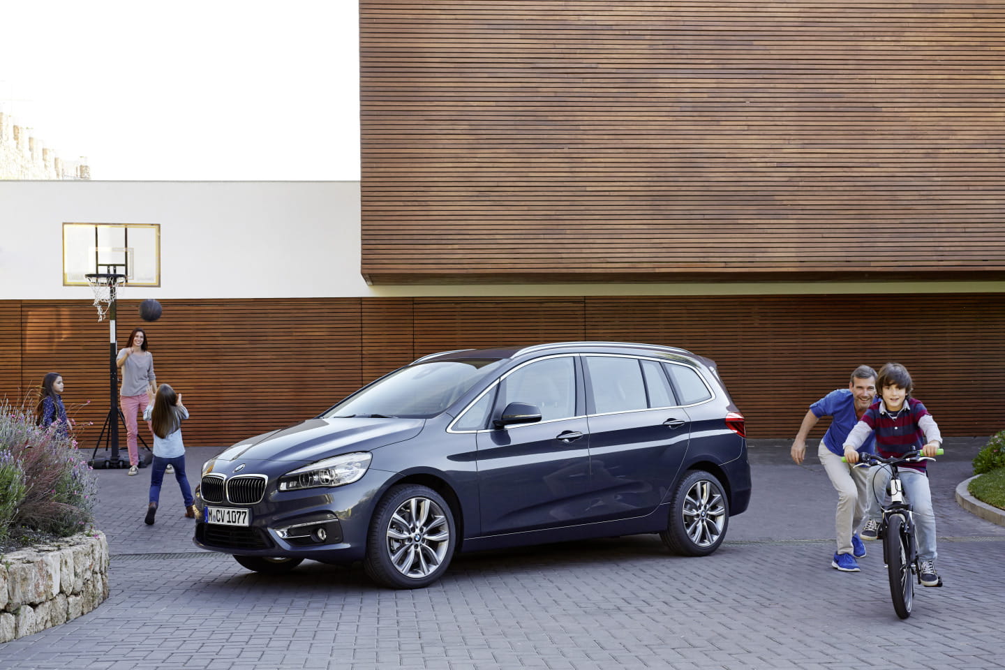 Vista lateral BMW Serie 2 Gran Tourer, mostrando su diseño familiar y práctico.
