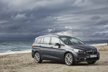 Vista lateral del BMW Serie 2 Gran Tourer mostrando su diseño y línea.