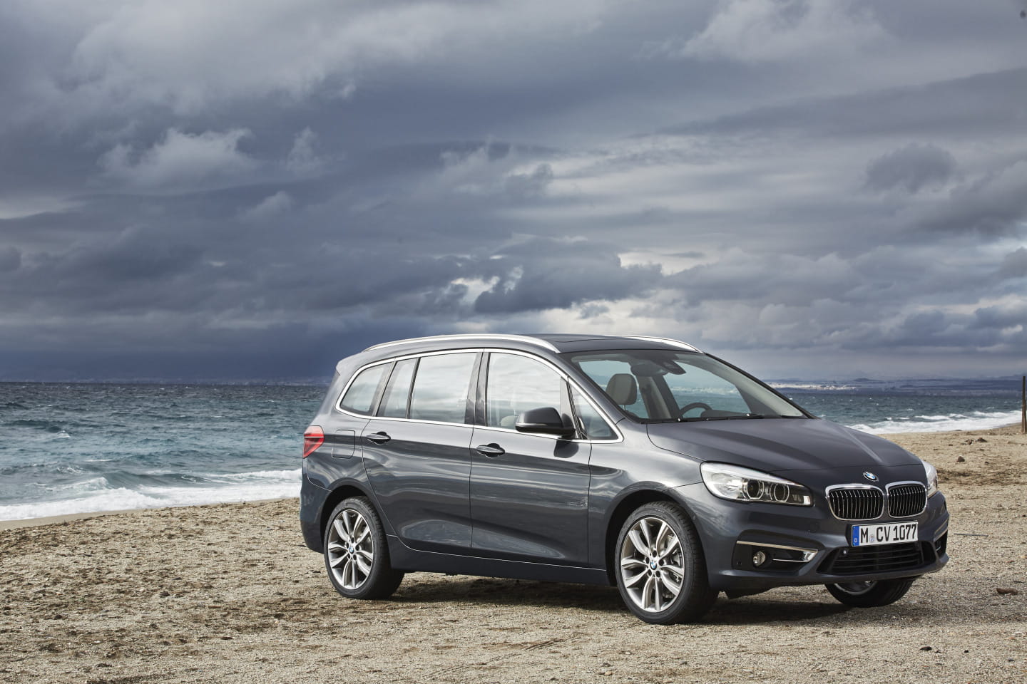 Vista lateral del BMW Serie 2 Gran Tourer mostrando su diseño y línea.