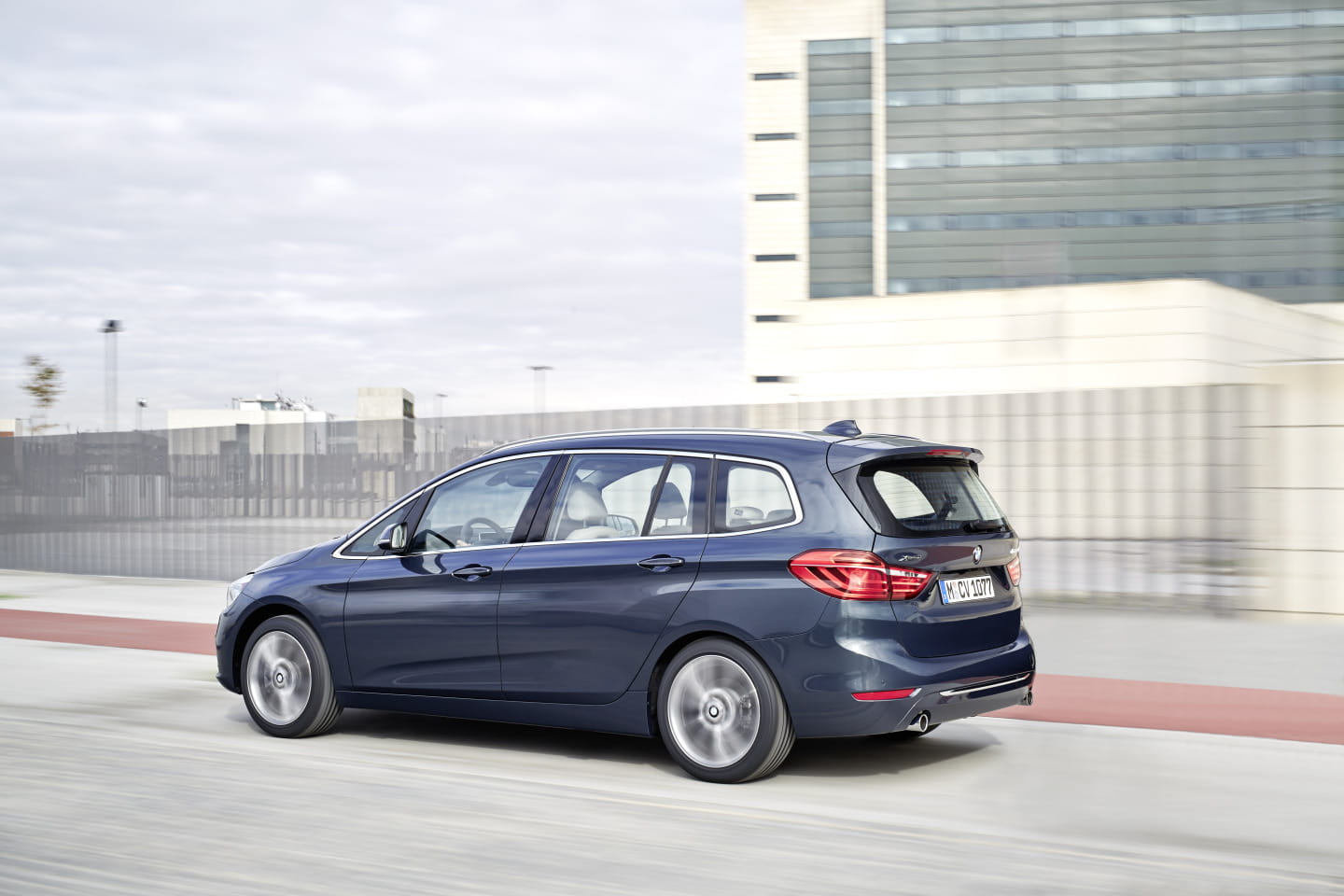 Vista lateral del BMW Serie 2 Gran Tourer demostrando su perfil elegante y dinámico.