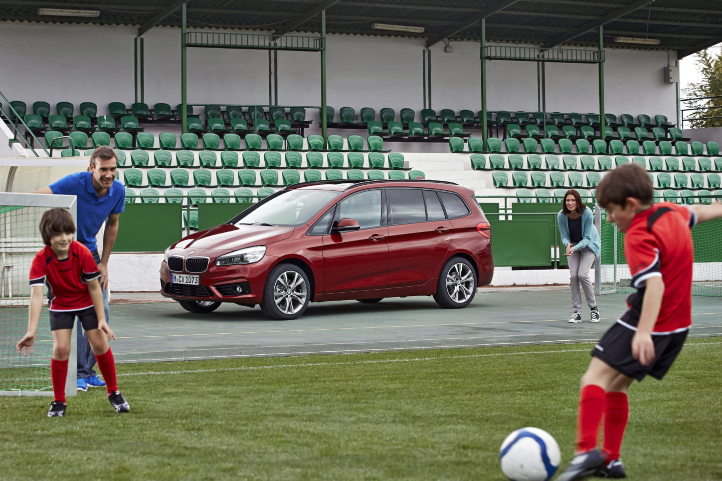 Vista lateral del BMW Serie 2 Gran Tourer en un campo de fútbol